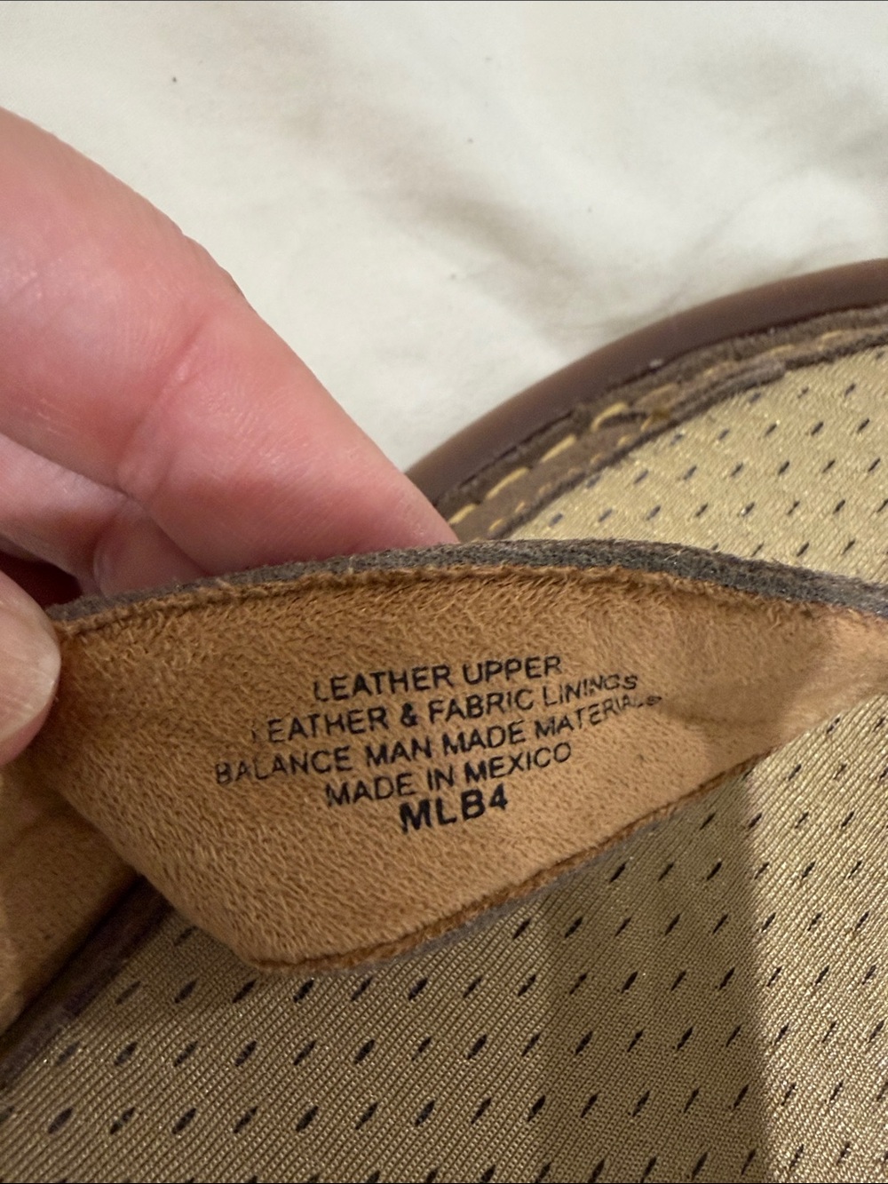 NWT Born Brown and Tan Men's Leather Flip Flop Sandals - Picture 3 of 4